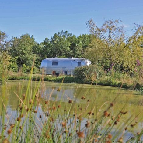 Roulotte Caravane Airstream bord de lac en Gironde