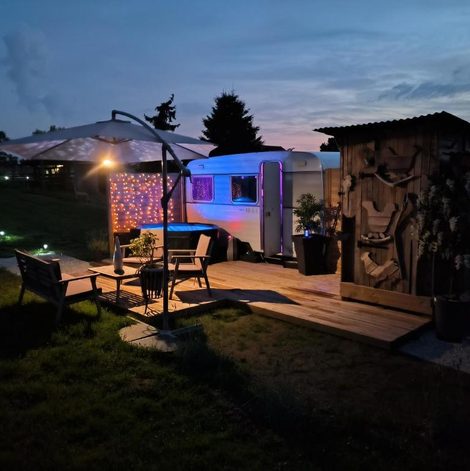 Roulotte Caravane romantique La Seventies avec jacuzzi privatif dans l’Allier