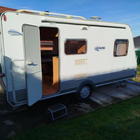Gîte insolite Caravane en Haute-Saône avec terrasse
