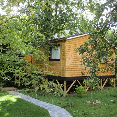 Gîte insolite Chalet Châtaigne Étape Boisée dans les Ardennes avec terrasse