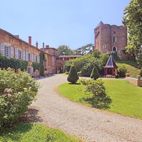 Château du Montellier dans l’Ain avec terrasse