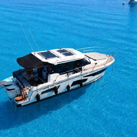 Bateau Découvrez la beauté du littoral méditerranéen dans le Var avec vue mer