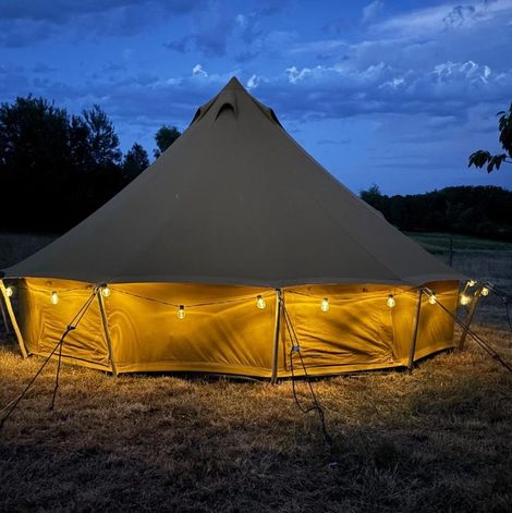 Tente glamping du Mont Gapier en Creuse avec terrasse