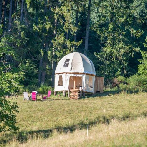 Dôme en pleine nature dans les Vosges avec terrasse