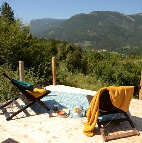Tente Ecolodge de la Ferme du Chant de Cailloux dans la Drôme avec terrasse