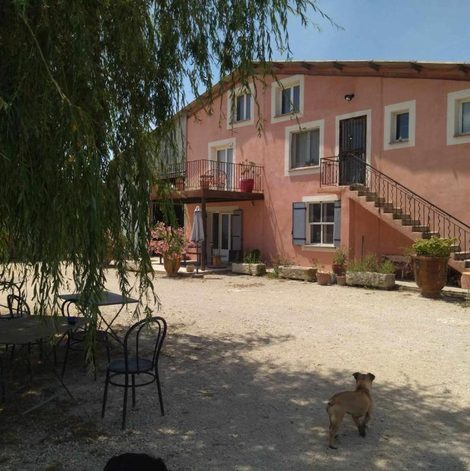 Séjour à la ferme Ecurie Le Pas du Loup dans le Vaucluse avec terrasse