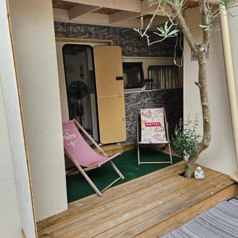 Roulotte Escapade en caravane près d'aix en provence dans les Bouches-du-Rhône avec terrasse