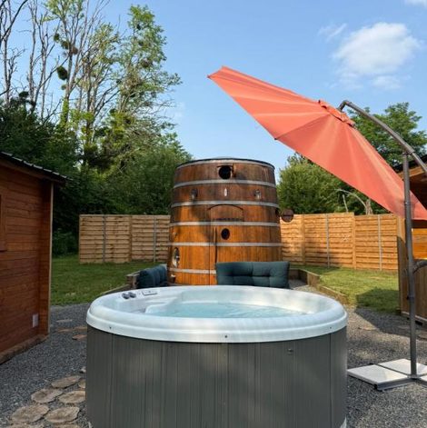 Tonneau Foudre Insolite en Gironde avec terrasse