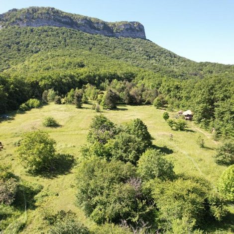 Yourte Gîte de l’Aigle dans la Drôme avec terrasse