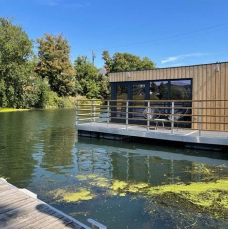 Bateau Gîte Seine & Nature Le Bâbord dans les Yvelines avec terrasse