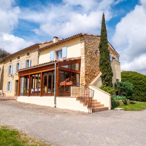 Roulotte Gites et Roulottes au Domaine de la Trille en Ariège avec spa privatif