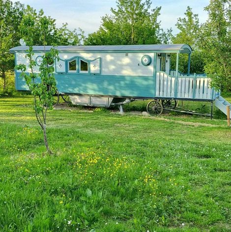 Roulotte Gîtes Les Perouilles dans le Lot-et-Garonne avec terrasse