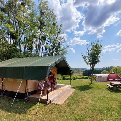 Tente Glamping La Jonquille en Haute-Saône avec terrasse