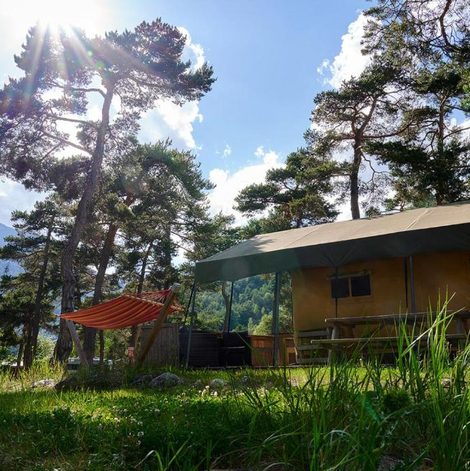 Tente Glamping Ubaye dans les Alpes-de-Haute-Provence avec terrasse