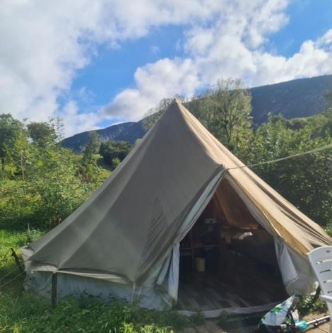 Tente Grande tente au pied du Vercors en Isère avec terrasse