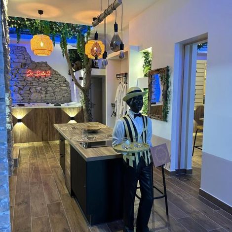 Loveroom Grenoble LA SUITE 2 spa jaccuzzi et sauna en Isère