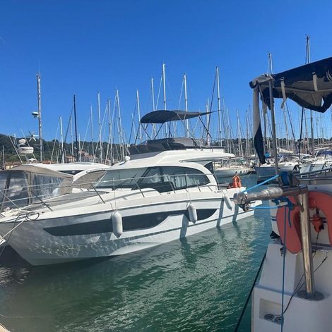 Bateau Hébergement bateau à quai dans le Var avec spa privatif