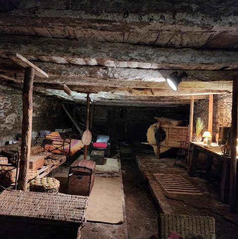Maison troglodyte hébergement Fe dans le Tarn avec terrasse