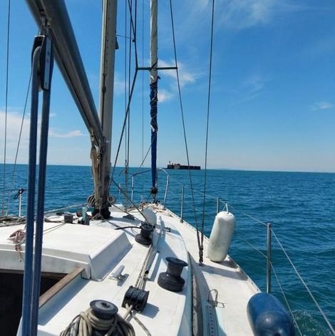 Bateau Hébergement insolite Cormoran Bay dans l’Hérault avec piscine