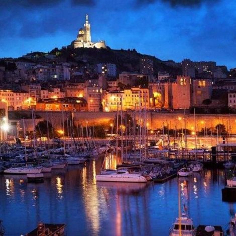 Bateau Yacht Cyos - Vieux-Port de Marseille dans les Bouches-du-Rhône avec terrasse