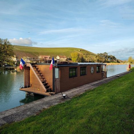 Bateau House Boat avec SPA naviguant en Champagne dans la Marne avec terrasse