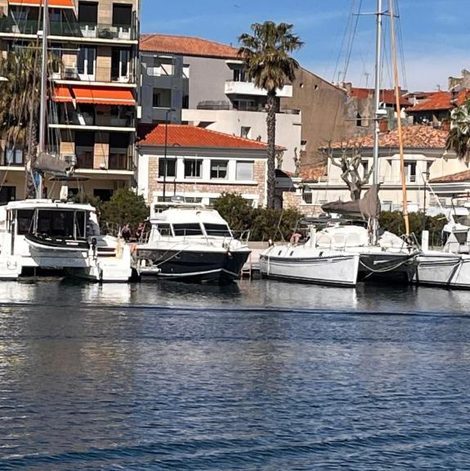 Bateau IPANEMA - JOLI BATEAU à QUAI dans l’Hérault