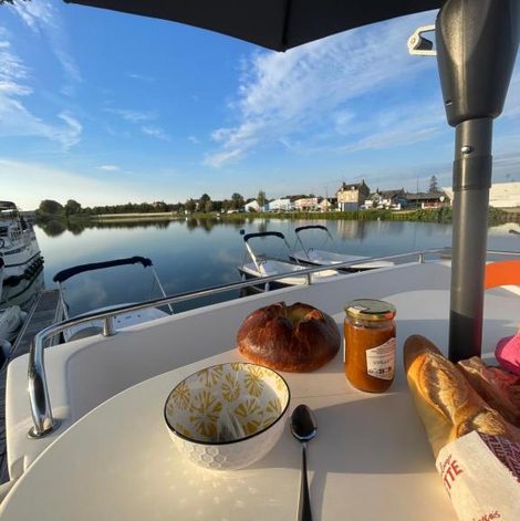 Bateau Iris, bateau douillet dans la Nièvre avec spa privatif