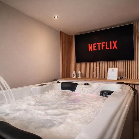 Loveroom L'Amaryllis, suite romantique Jacuzzi et Parking en Haute-Garonne avec terrasse