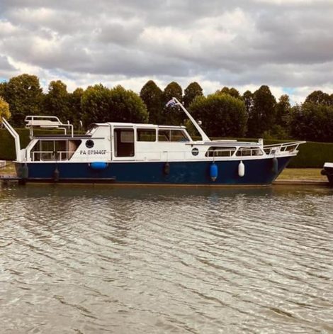 Bateau L'Amazone - bateau à quai sur le canal dans l’Yonne avec terrasse