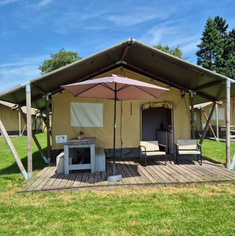 Tente La Bedure dans la Nièvre avec terrasse