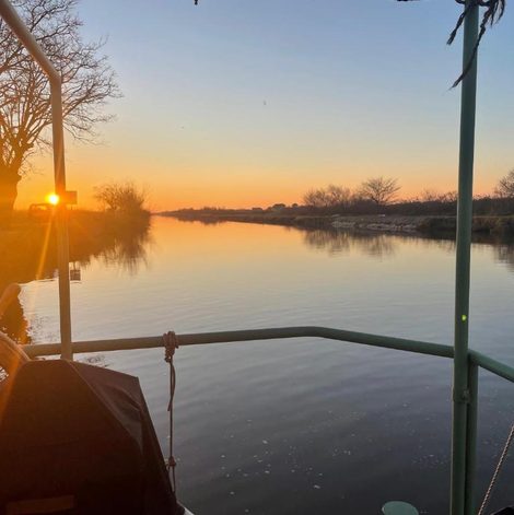 Bateau La cabane a fleur d eau au cœur dans le Gard avec terrasse