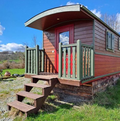 Roulotte La p'tite Bohème dans le Puy-de-Dôme avec terrasse