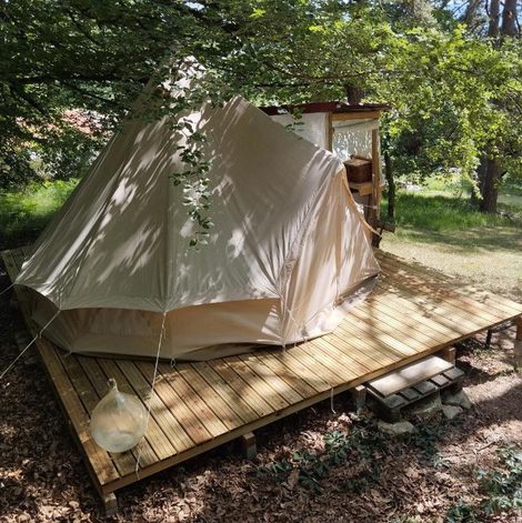 Tipi La Ramie dans le Puy-de-Dôme avec terrasse