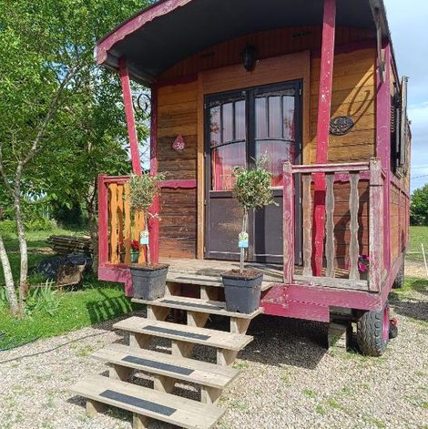 Roulotte La roulotte de la tribu deschpouss dans l’Indre avec terrasse