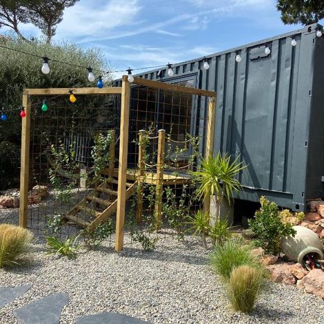 Gîte insolite La Suite Conteneur dans les Bouches-du-Rhône avec terrasse