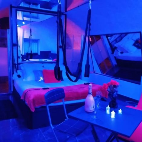 Loveroom La suite miroir, love room avec jacuzzi dans les Bouches-du-Rhône avec spa privatif