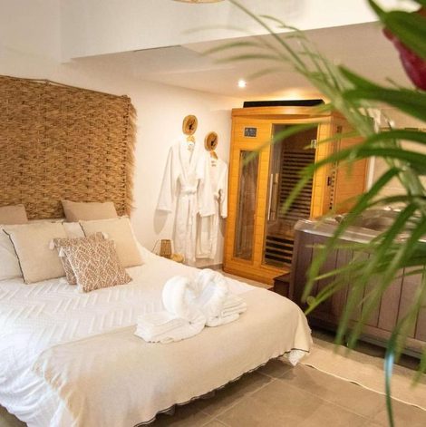 Loveroom La suite soledad love room jacuzzi et sauna dans l’Hérault