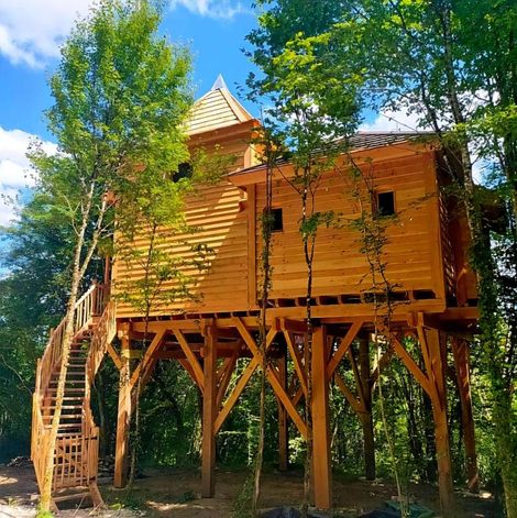 Cabane dans les arbres Le Château des Fées en Haute-Marne avec terrasse