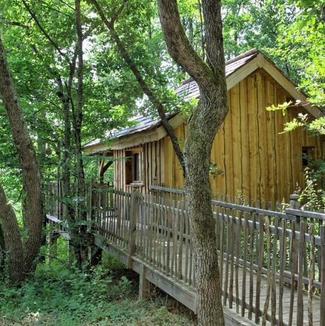 Cabane dans les arbres Les Cabanes des Benauges en Gironde avec terrasse