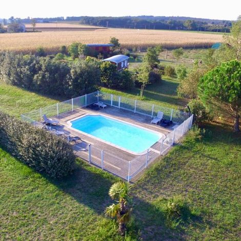 Roulotte Les Roulottes-Gîtes de la Ferme de l'Autruche Dromoise dans la Drôme avec piscine