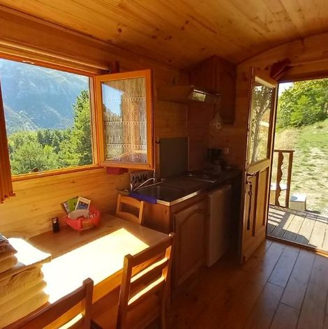 Roulotte Les ROULOTTINS dans les Alpes-Maritimes avec terrasse