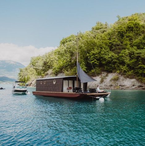 Bateau Les Toues Cabanées du lac dans les Hautes-Alpes avec terrasse
