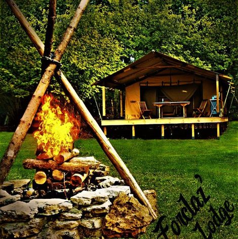 Tente Lodge Bois et Toile avec en Haute-Savoie avec vue sur le lac