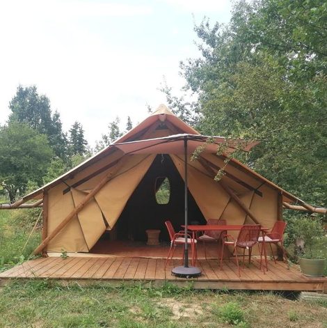 Tente Lodge Crusoé aux Nuits Insolites d'Argoumbat dans le Tarn-et-Garonne avec terrasse