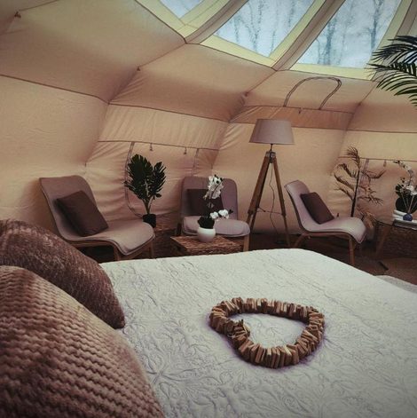 Tente Lodge Plein ciel et son jacuzzi privatif dans l’Allier avec terrasse