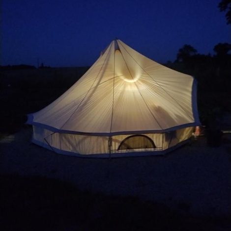 Tente Lodge romantique "le grand chêne" avec Jacuzzi privatif dans l’Allier avec terrasse