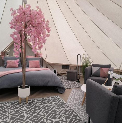 Tente Lodge romantique Plein champ et son jacuzzi privatif dans l’Allier avec terrasse