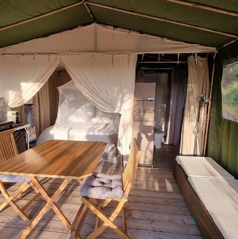 Tente LODGES SAFARI LES LAURIERS SUR îLE DU LEVANT dans le Var avec vue mer