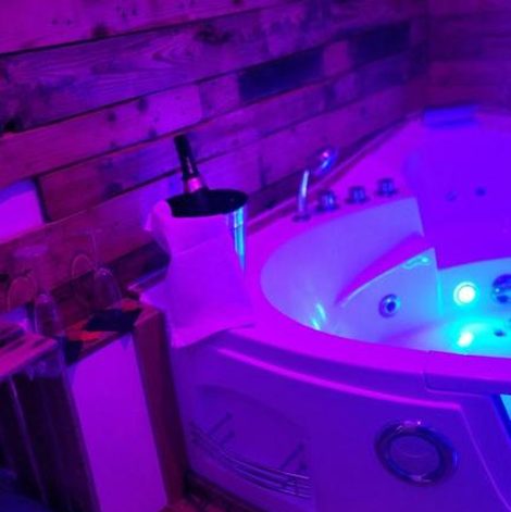 Loveroom Love Room Les dessous du Garlaban dans les Bouches-du-Rhône avec terrasse