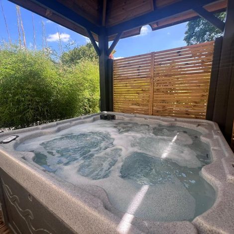 LoveRoom avec SPA privatif Plélo dans les Côtes-d’Armor avec terrasse